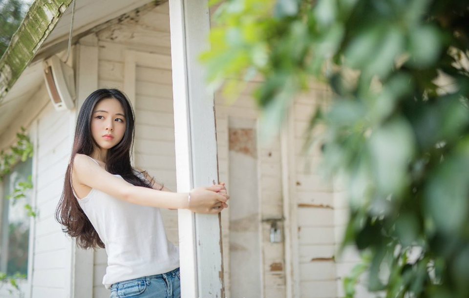 法正扭头，得意的看了庞统一眼，以张任的性格，此时只要接了将印，那便是死心塌地的追随吕布了，不但为吕布添了一员大将，这蜀中军心随着张任的加入，也会迅速稳定下来。